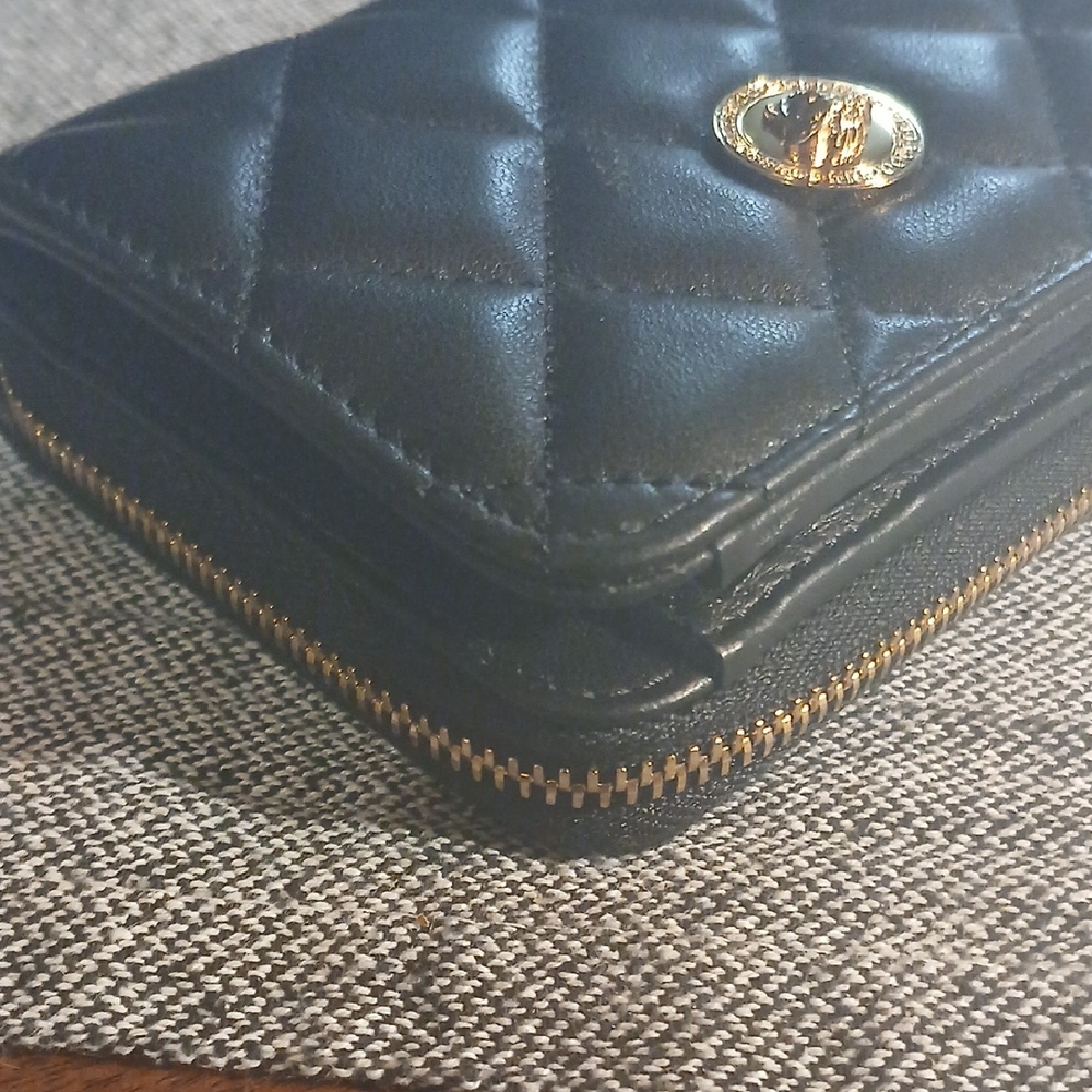 Versace Black Quilted Leather Wallet with Gold Medusa Logo - Picture 7 of 15